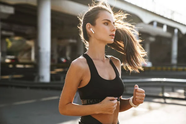 Foto Una Hermosa Joven Fitness Increíble Corriendo Aire Libre Escuchando — Foto de Stock