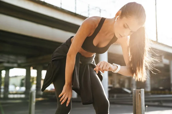 Dışarıda Kulaklıkla Müzik Dinleyen Genç Bir Spor Fitness Kadınının Görüntüsü — Stok fotoğraf