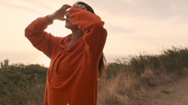 Lugn Ganska Atletisk Kvinna Hörlurar Korrigera Hennes Frisyr Stranden — Stockvideo