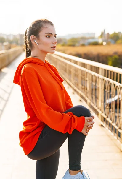 Foto Van Een Sterke Mooie Sport Fitness Vrouw Buiten Luisteren — Stockfoto