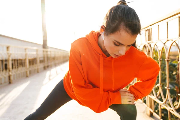 Imagen Una Hermosa Mujer Fitness Deportiva Increíble Aire Libre Escuchando — Foto de Stock