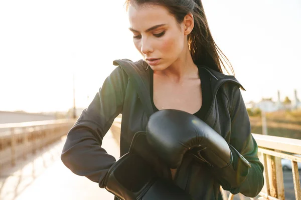 Bild Seriös Koncentrerad Sport Fitness Kvinna Boxare Handskar Som Poserar — Stockfoto