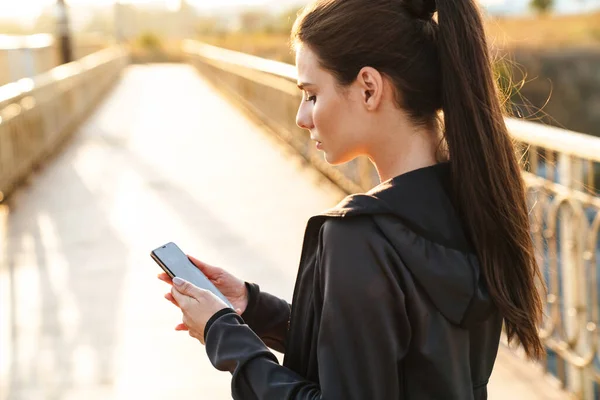 Visszapillantás Kép Egy Gyönyörű Koncentrált Csodálatos Fiatal Fitness Segítségével Mobiltelefon — Stock Fotó