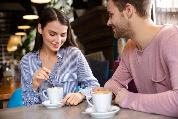 Cuplu Atractiv Tineri Îndrăgostiți Luând Prânzul Cafenea Interior Bând Cafea — Fotografie, imagine de stoc