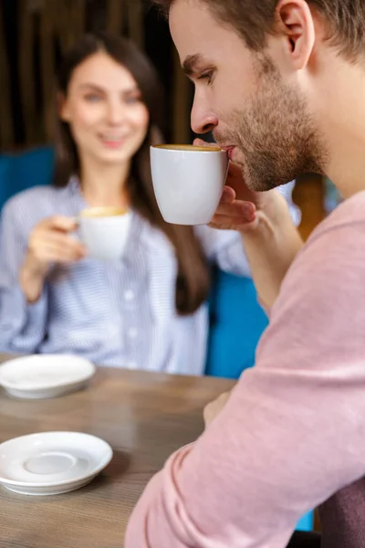 Крупный План Привлекательной Молодой Влюбленной Пары Обедающей Кафе Помещении Пьющей — стоковое фото