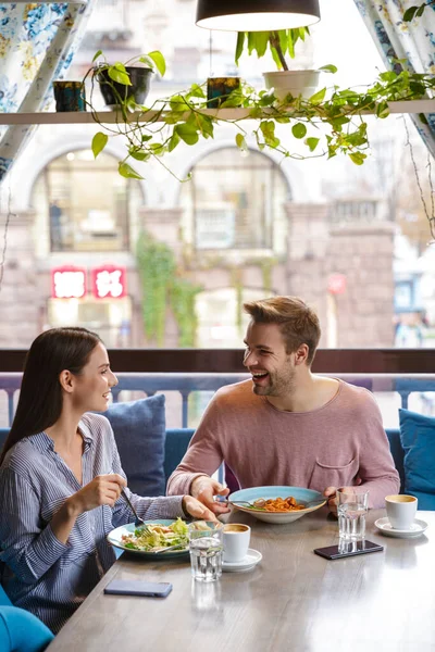 Attraente Giovane Coppia Che Pranza Caffè Casa Avendo Pasto — Foto Stock