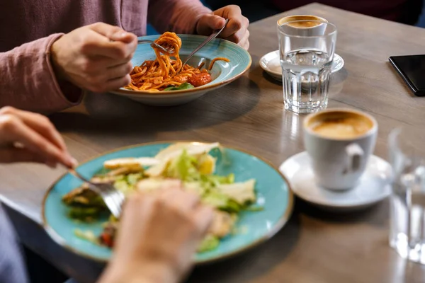 Close Van Een Paar Lunchen Cafe Tafel Binnen — Stockfoto