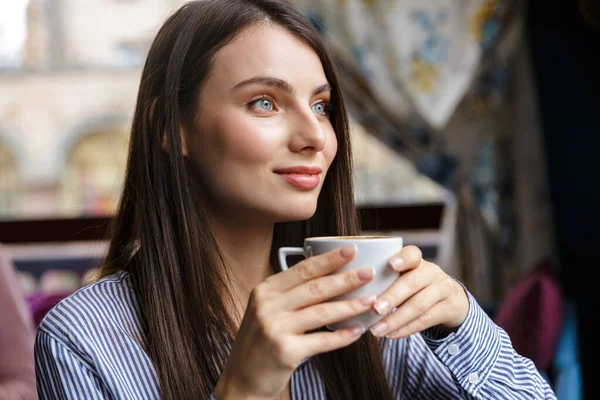 Primer Plano Una Hermosa Joven Morena Bebiendo Café Mientras Está —  Fotos de Stock
