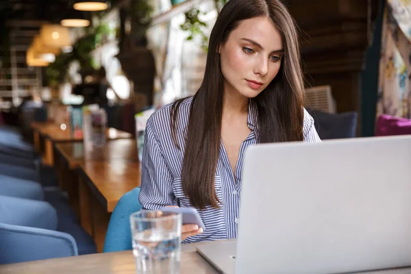 Attraktive Nachdenkliche Junge Brünette Frau Arbeitet Laptop Während Sie Café — Stockfoto