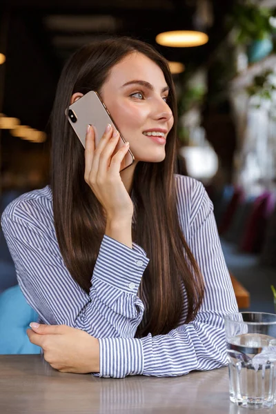 Close Van Een Mooie Glimlachende Jonge Brunette Vrouw Praten Mobiele — Stockfoto