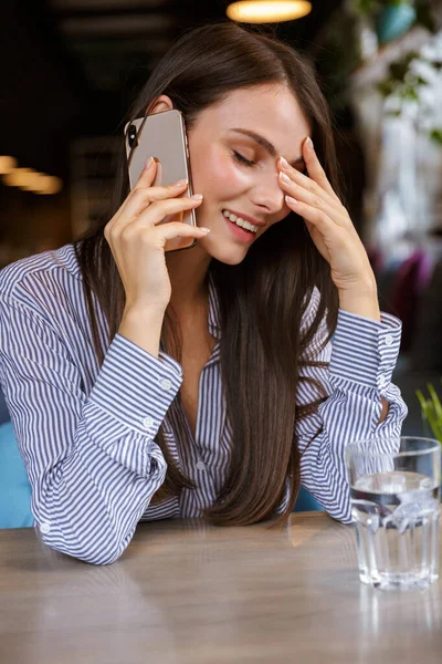 Közelkép Egy Gyönyörű Mosolygós Fiatal Barna Beszél Mobiltelefon Miközben Kávézóban — Stock Fotó