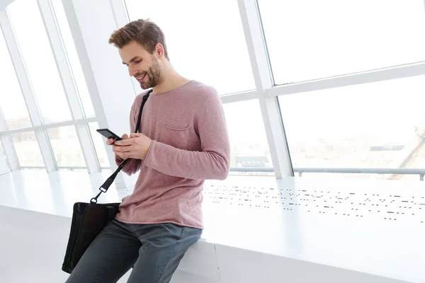 Image Young Bearded Man Bag Holding Smartphone While Standing Bright — Stock Photo, Image