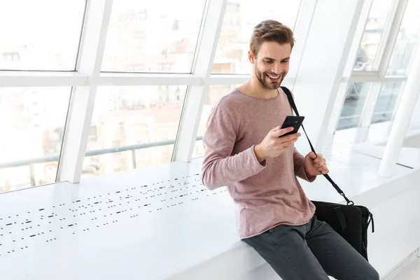 Image Young Bearded Man Bag Holding Smartphone While Standing Bright — Stock Photo, Image