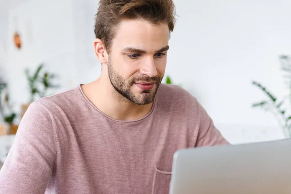 Bild Eines Jungen Bärtigen Mannes Der Café Drinnen Laptop Arbeitet — Stockfoto