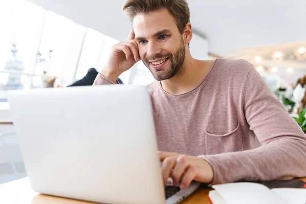 Bild Eines Jungen Bärtigen Mannes Der Café Drinnen Laptop Arbeitet — Stockfoto