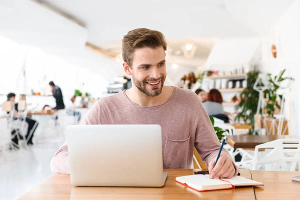 Bild Eines Jungen Bärtigen Mannes Der Café Drinnen Laptop Arbeitet — Stockfoto