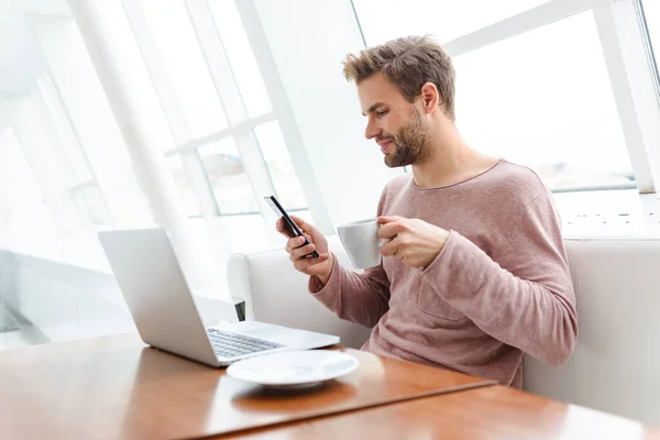 Image Young Bearded Man Using Smartphone Laptop While Sitting Sofa — Stock Photo, Image