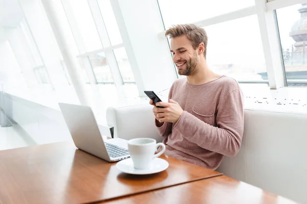 Image Young Bearded Man Using Smartphone Laptop While Sitting Sofa — Stock Photo, Image