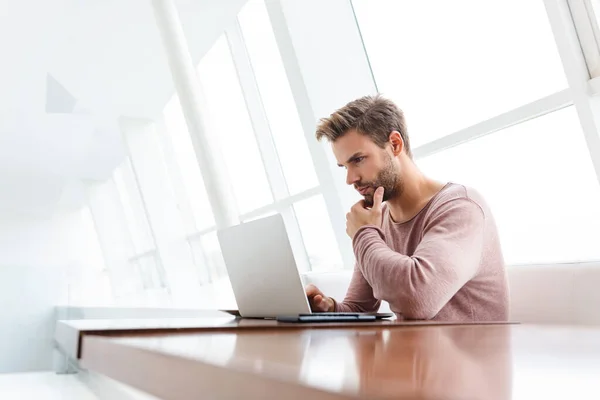 Imagen Joven Barbudo Usando Ordenador Portátil Mientras Está Sentado Sofá — Foto de Stock