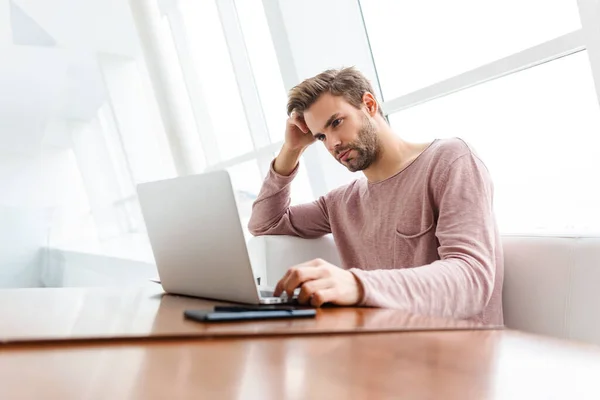 Imagen Joven Barbudo Usando Ordenador Portátil Mientras Está Sentado Sofá — Foto de Stock