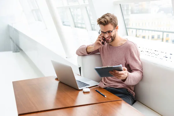 Immagine Giovane Uomo Barbuto Che Parla Sul Cellulare Tiene Appunti — Foto Stock