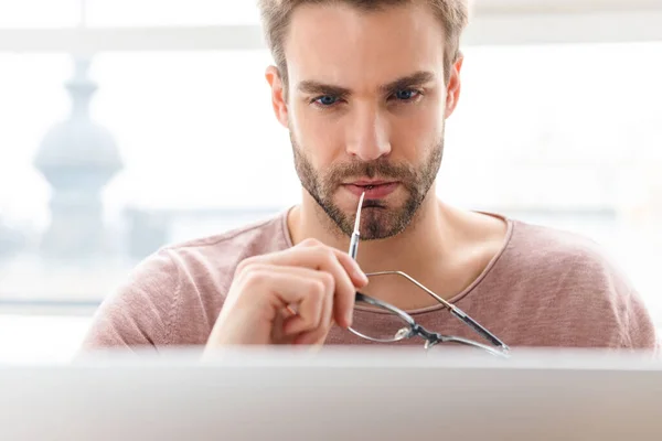 Image Jeune Homme Barbu Portant Des Lunettes Travaillant Sur Ordinateur — Photo