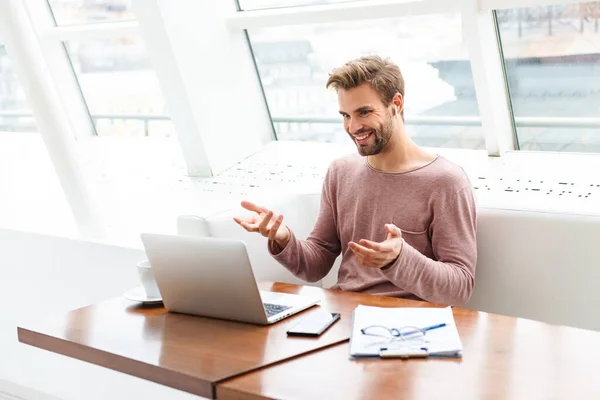 Image Young Bearded Man Wearing Earbuds Working Laptop Computer Window — Stock Photo, Image