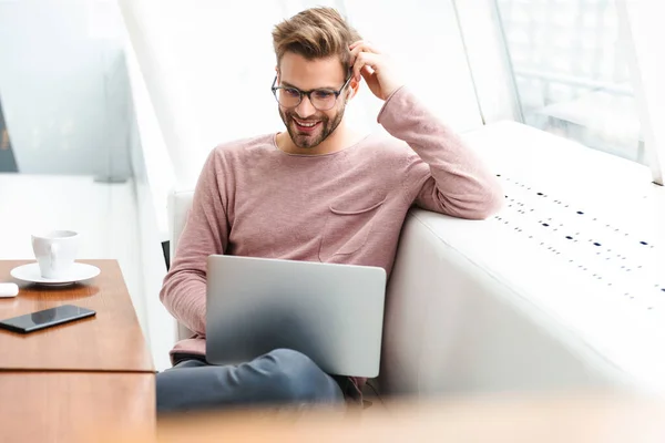 Image Young Bearded Man Wearing Earbuds Working Laptop Computer Window — Stock Photo, Image