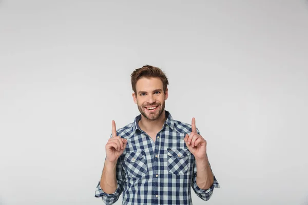 Портрет Радостного Молодого Человека Клетчатой Рубашке Улыбающегося Показывающего Пальцами Вверх — стоковое фото