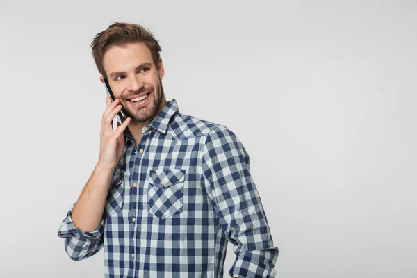 Portret Van Een Vrolijke Jongeman Met Een Geruit Hemd Lachend — Stockfoto