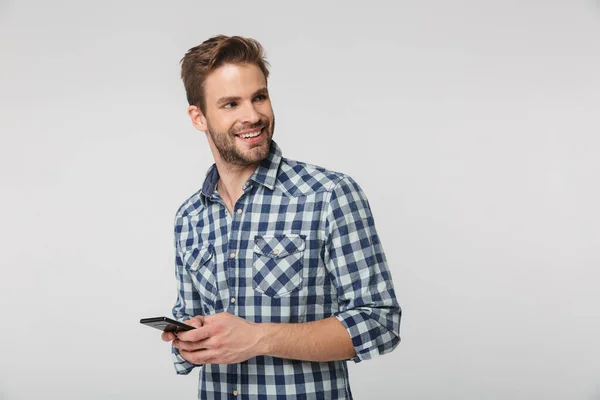 Retrato Joven Feliz Con Camisa Cuadros Sonriendo Usando Teléfono Celular — Foto de Stock