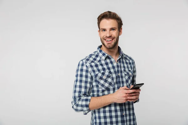 Retrato Joven Feliz Con Camisa Cuadros Sonriendo Usando Teléfono Celular — Foto de Stock