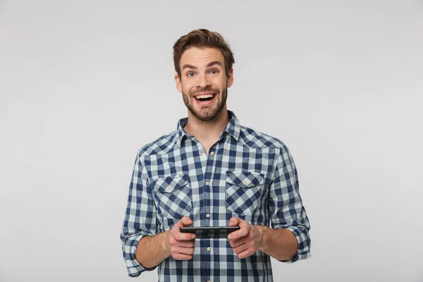 Ekose Gömlek Giyen Gülümseyen Cep Telefonuyla Oyun Oynayan Mutlu Bir — Stok fotoğraf