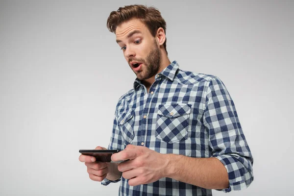 Портрет Шокированного Молодого Человека Клетчатой Рубашке Играющего Видеоигру Мобильном Телефоне — стоковое фото