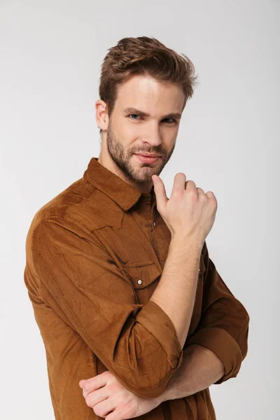 Retrato Jovem Sem Barba Vestindo Camisa Marrom Posando Olhando Para — Fotografia de Stock