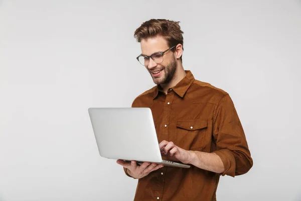 Retrato Joven Alegre Usando Anteojos Usando Laptop Sonriendo Aislado Sobre —  Fotos de Stock