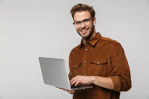 Porträt Eines Fröhlichen Jungen Mannes Mit Brille Laptop Und Kopfhörer — Stockfoto