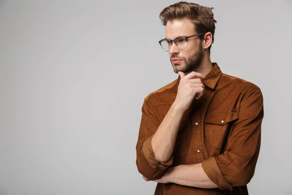 Retrato Joven Sin Afeitar Con Anteojos Posando Cámara Mirando Lado — Foto de Stock