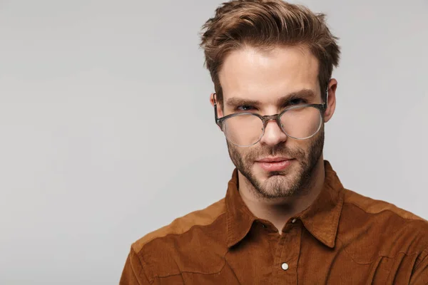 Porträtt Orakad Ung Man Bär Glasögon Poserar Och Tittar Kameran — Stockfoto