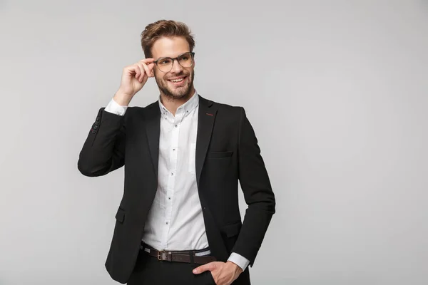 Retrato Jovem Empresário Alegre Óculos Posando Para Câmera Sorrindo Isolado — Fotografia de Stock