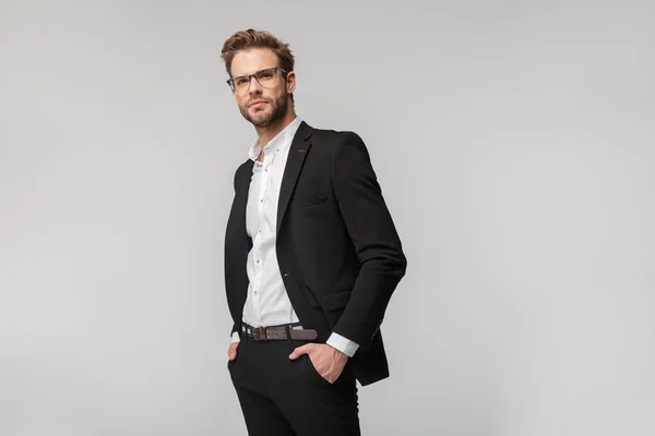 Retrato Belo Jovem Empresário Óculos Posando Olhando Para Câmera Isolada — Fotografia de Stock