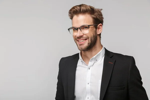 Retrato Joven Empresario Alegre Gafas Posando Cámara Sonriendo Aislado Sobre — Foto de Stock