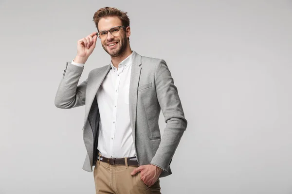 Retrato Jovem Empresário Feliz Óculos Posando Para Câmera Sorrindo Isolado — Fotografia de Stock
