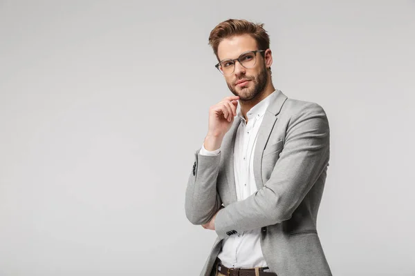 Retrato Joven Caucásico Con Gafas Posando Frente Cámara Mirando Lado — Foto de Stock