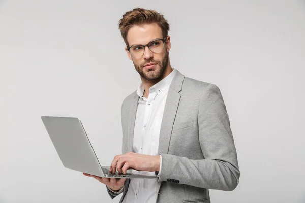 Porträt Eines Ernst Nehmenden Gutaussehenden Mannes Mit Brille Der Laptop — Stockfoto