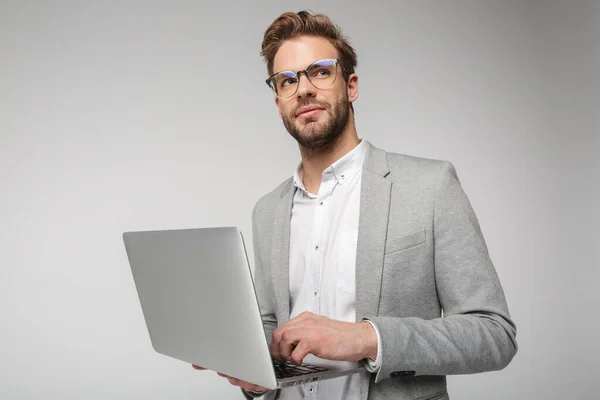 Retrato Hombre Guapo Complacido Gafas Que Sostienen Utilizan Ordenador Portátil — Foto de Stock