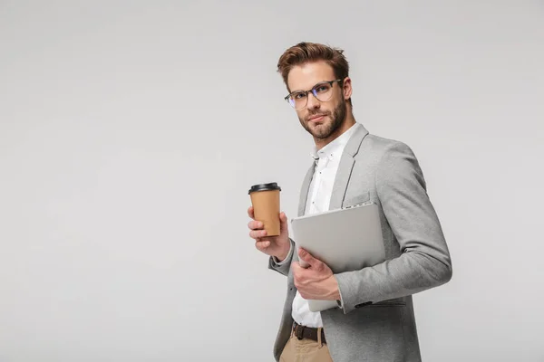 Retrato Homem Bonito Grave Óculos Posando Com Laptop Copo Papel — Fotografia de Stock