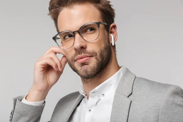 Retrato Hombre Guapo Serio Con Anteojos Usando Auriculares Aislados Sobre — Foto de Stock