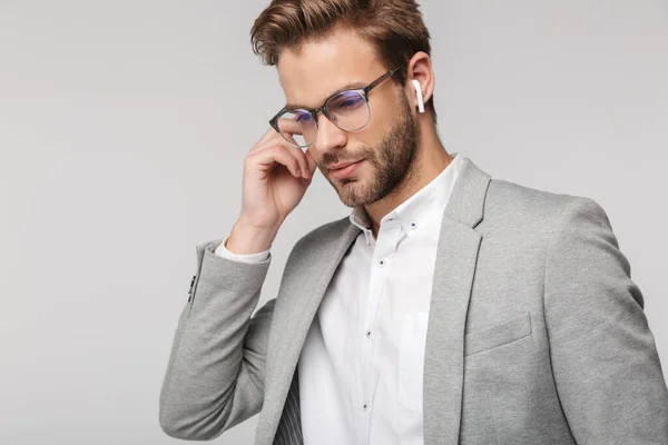 Porträtt Allvarliga Stilig Man Glasögon Med Hörlurar Isolerade Över Vit — Stockfoto