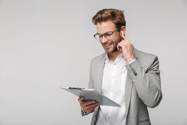 Retrato Homem Bonito Feliz Óculos Usando Fones Ouvido Segurando Prancheta — Fotografia de Stock